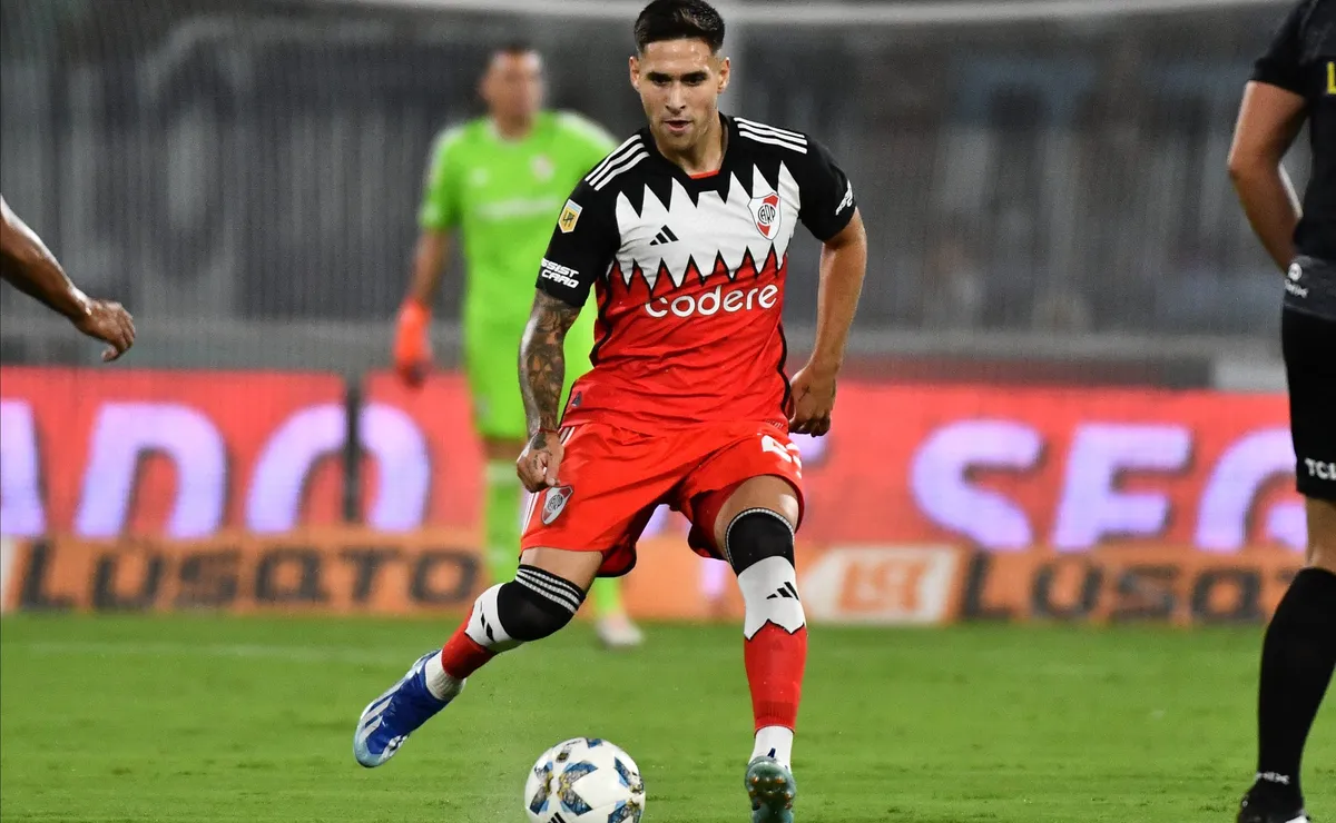 Rodrigo Villagra recibió el apoyo del plantel de River.