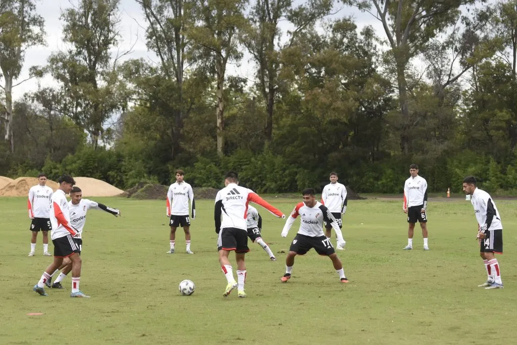 La entrada en calor vs. Instituto. (Foto: Prensa River).