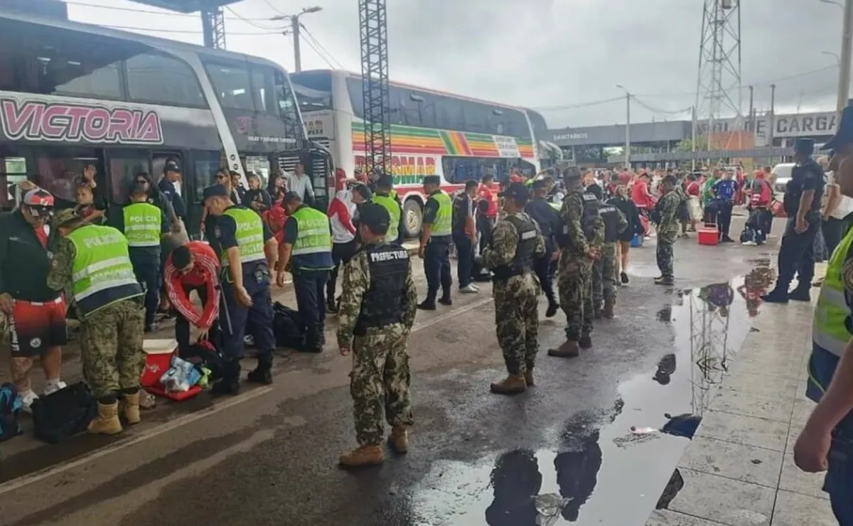 Hinchas de River fueron demorados en Paraguay. Les incautaron grandes cantidades de alcohol.