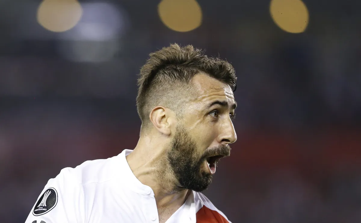 BUENOS AIRES, ARGENTINA - APRIL 26: Lucas Pratto of River Plate celebrates after scoring the first goal of his team during a match between River Plate and Emelec as part of Copa CONMEBOL Libertadores 2018 at Estadio Monumental Antonio Vespucio Liberti on April 26, 2018 in Buenos Aires, Argentina. (Photo by Gabriel Rossi/Getty Images)