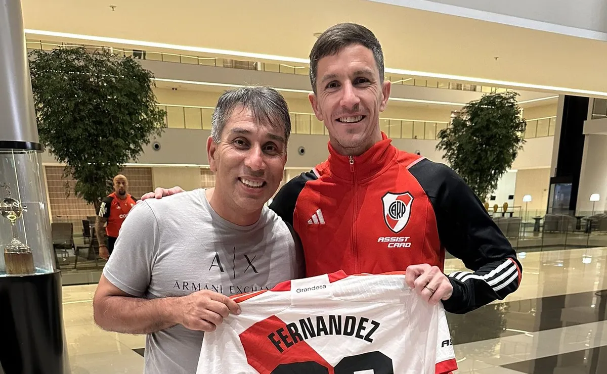 Pipino Cuevas recibió al plantel en Paraguay y se llevó la camiseta de Nacho Fernández
