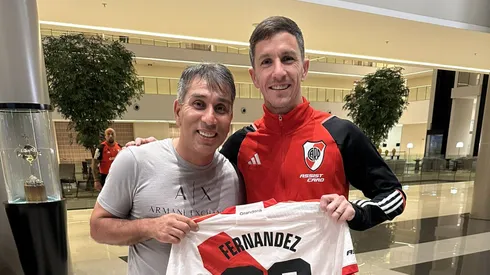 Pipino Cuevas recibió al plantel en Paraguay y se llevó la camiseta de Nacho Fernández