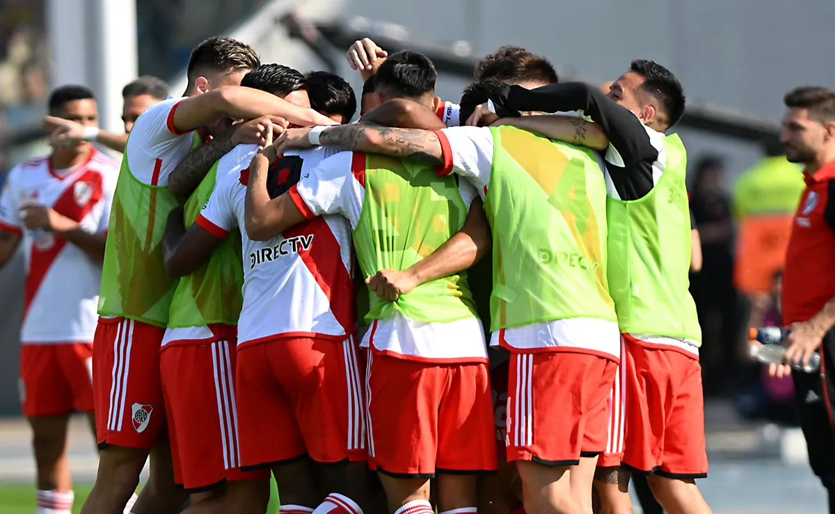 Los futbolistas de River celebran un gol ante Boca.