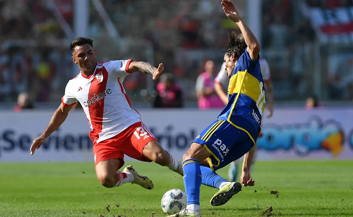 CORDOBA, ARGENTINA - APRIL 21: Enzo Diaz of River Plate competes for the ball with Edinson Cavani of Boca Juniors during a quarter final match of Copa de la Liga Profesional 2024 between River Plate and Boca Juniors at Mario Alberto Kempes Stadium on April 21, 2024 in Cordoba, Argentina. (Photo by Hernan Cortez/Getty Images)