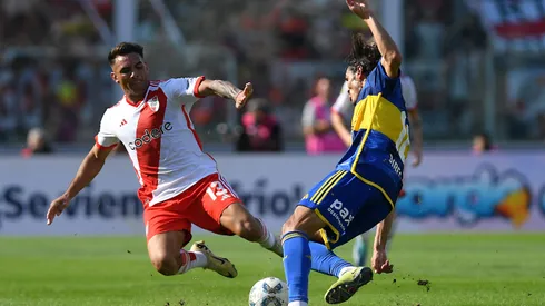 CORDOBA, ARGENTINA - APRIL 21: Enzo Diaz of River Plate competes for the ball with Edinson Cavani of Boca Juniors during a quarter final match of Copa de la Liga Profesional 2024 between River Plate and Boca Juniors at Mario Alberto Kempes Stadium on April 21, 2024 in Cordoba, Argentina. (Photo by Hernan Cortez/Getty Images)
