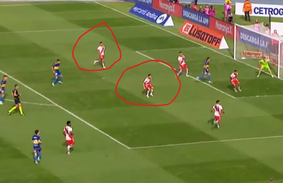 Herrera y Nacho Fernández se distraen con la pelota en el centro de Advíncula y no se percatan de la presencia de Merentiel a sus espaldas.