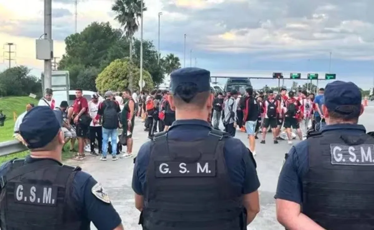 Fuerte operativo en Córdoba con la llegada de los hinchas de River.