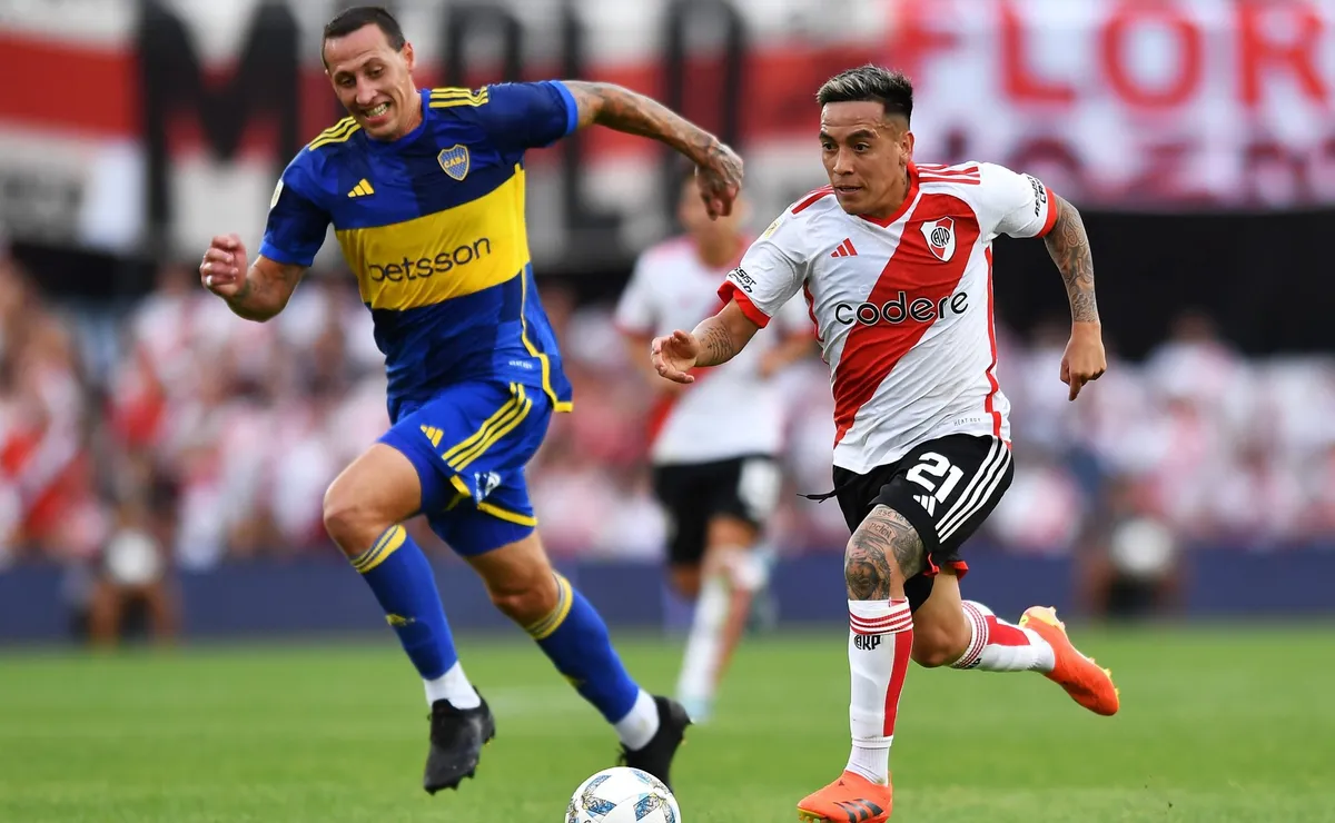 River y Boca se enfrentan desde las 15.30 en el Estadio Mario Alberto Kempes.