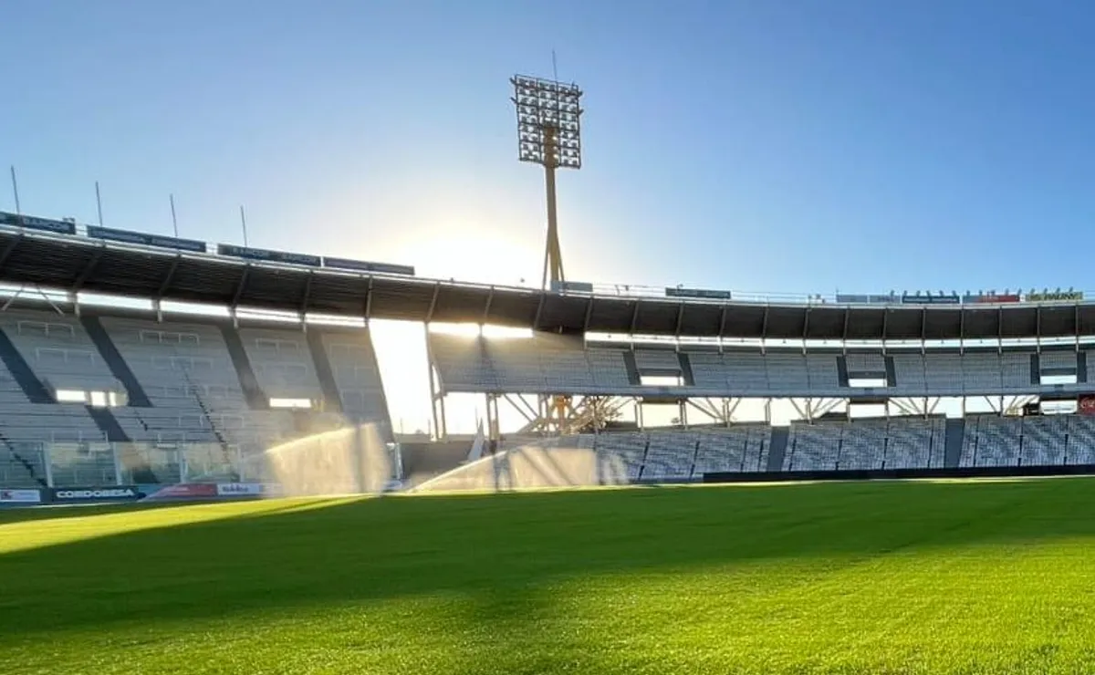 Así luce el campo de juego del Estadio Mario Alberto Kempes.