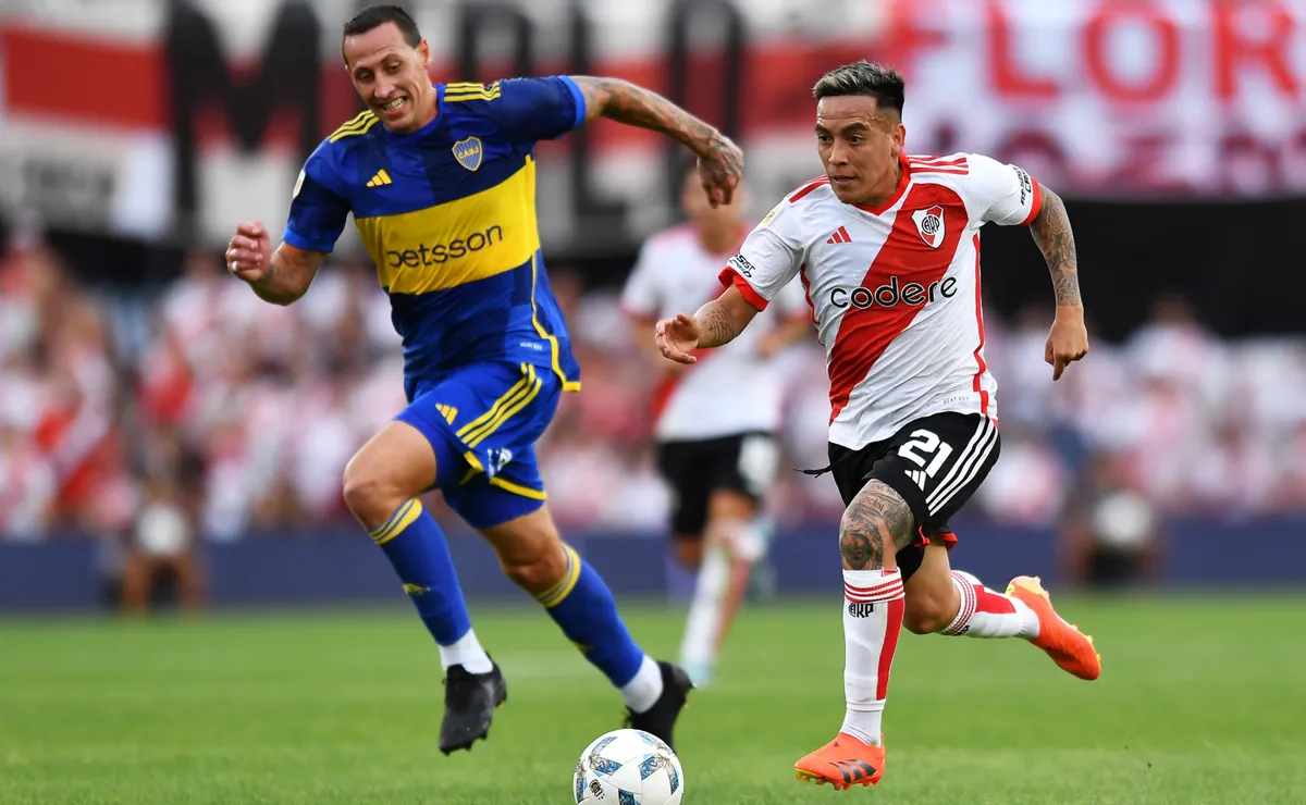 Barco lleva la pelota ante la marca de Lema.
