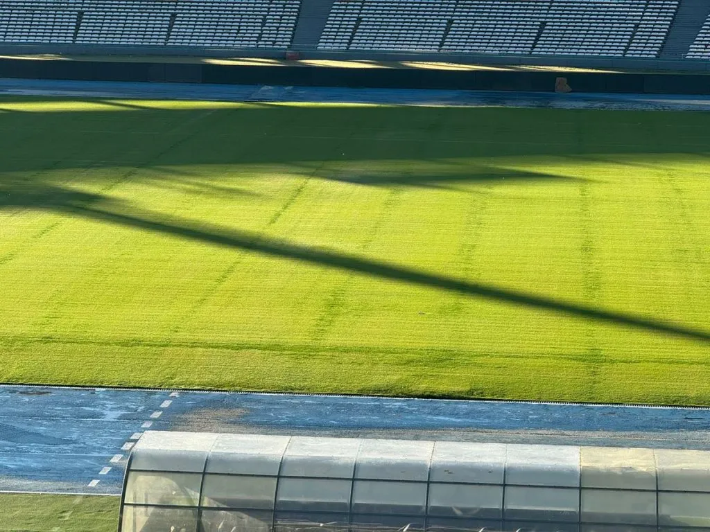 El césped del Kempes mejora día a día (Foto: @damianiribarren)