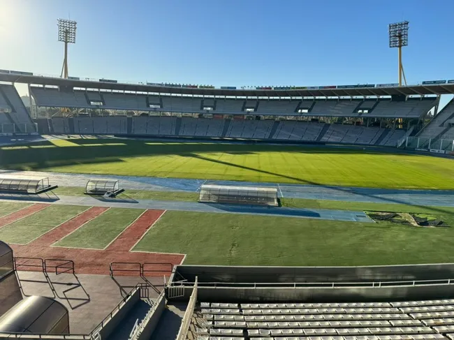 Así luce el césped del Estadio Kempes hoy (Foto: @damianiribarren)