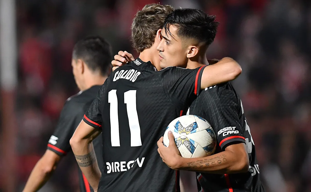 Colidio y Solari festejan el triunfo.