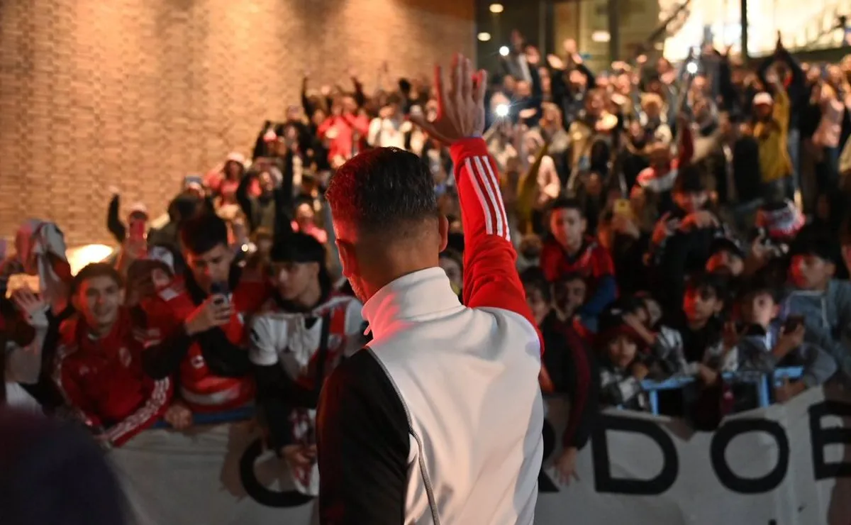 El enorme recibimiento de los hinchas de River en Córdoba antes de Instituto.