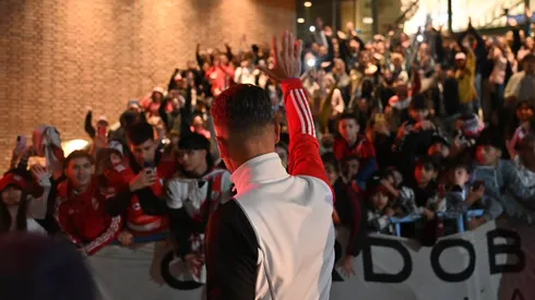 El enorme recibimiento de los hinchas de River en Córdoba antes de Instituto.