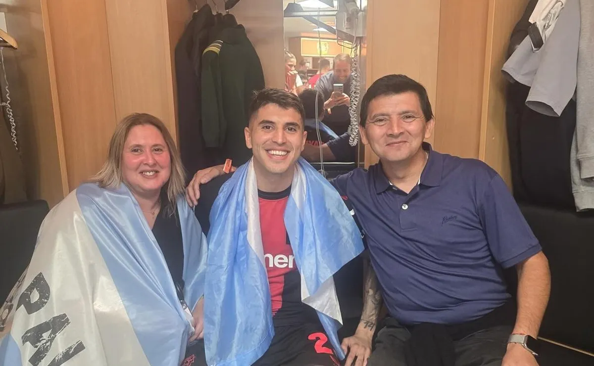Exequiel Palacios, histórico campeón en Alemania, junto a sus padres, Luis y Mariela.