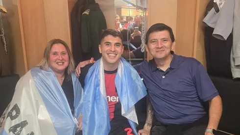 Exequiel Palacios, histórico campeón en Alemania, junto a sus padres, Luis y Mariela.