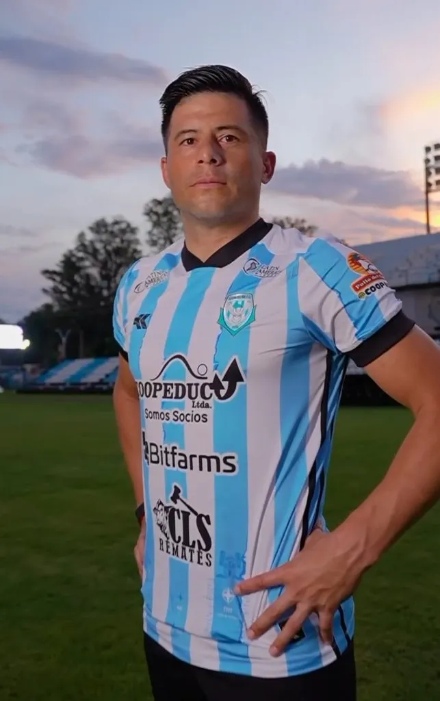 Jorge Moreira posa con su nuevo equipo. (prensa Guaireña FC)