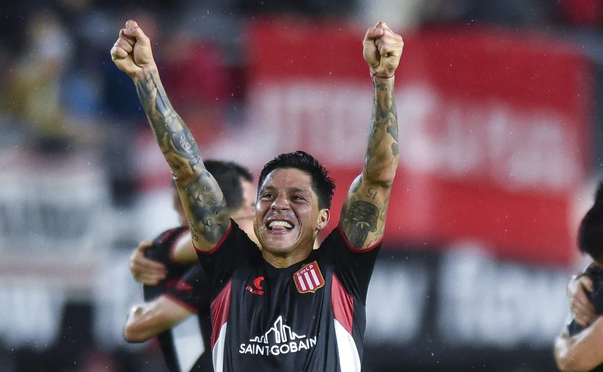 Enzo Pérez festejó otra vez con la camiseta de Estudiantes.