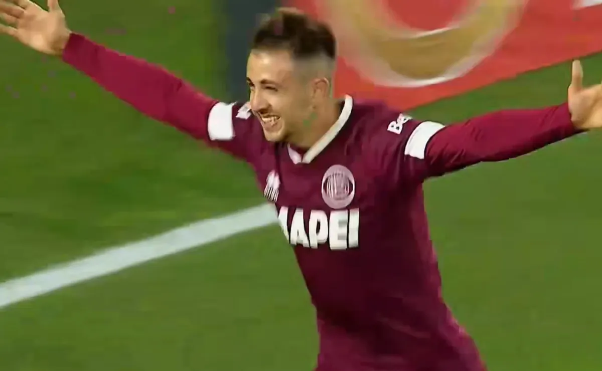Felipe Peña Biafore celebra su gol.