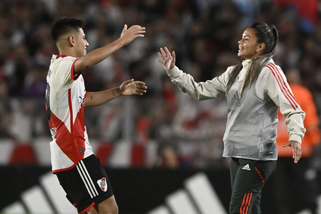 Momento emotivo en el Monumental: el Diablio y su novia Melissa, por primera vez alcanzapelotas (Foto: Diego Haliasz / LPM)