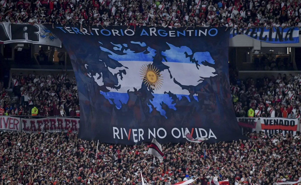 BUENOS AIRES, ARGENTINA - APRIL 7: Fans of River Plate cheer for their team during a Copa de la Liga Profesional 2024 match between River Plate and Rosario Central at Estadio Más Monumental Antonio Vespucio Liberti on April 7, 2024 in Buenos Aires, Argentina. (Photo by Marcelo Endelli/Getty Images)