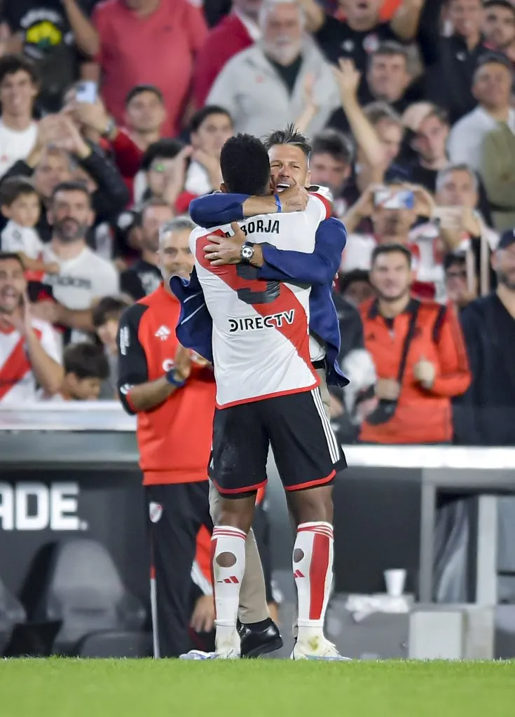 El abrazo entre Borja y Demichelis. (Getty)