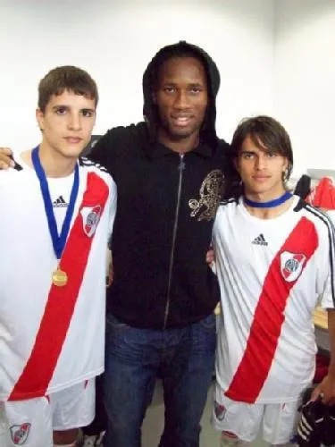 Didier Drogba junto a un joven Erik Lamela y Luis Vila.