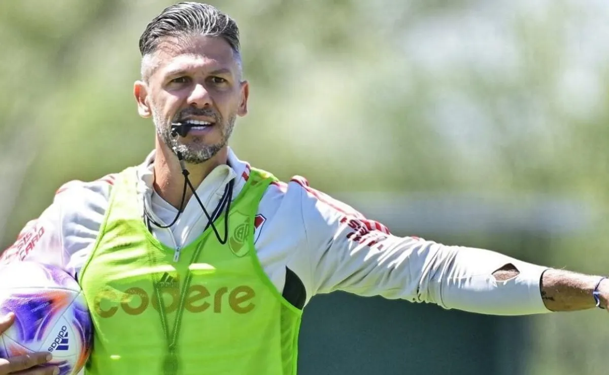 Martín Demichelis define el equipo para enfrentar a Boca.