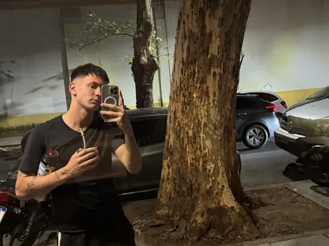 Mastantuono se sacó una foto con un amigo y un detalle en su termo volvió locos a los hinchas