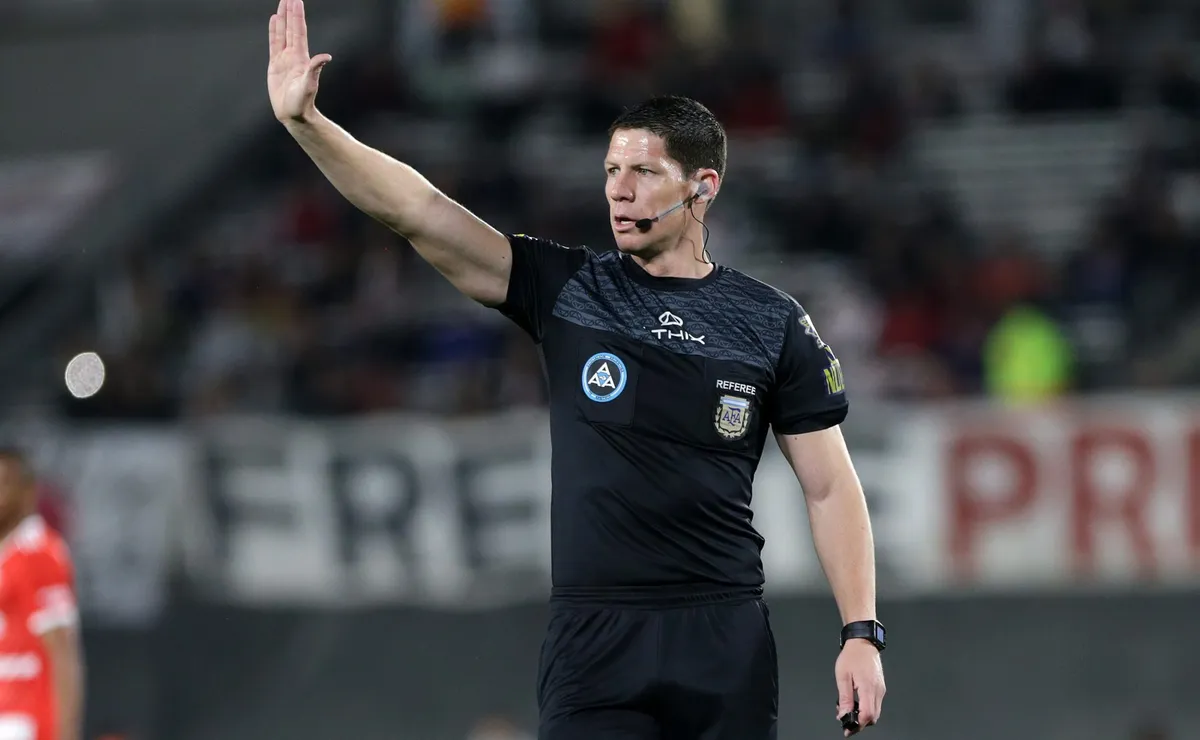 Nicolás Ramírez, el árbitro del Superclásico.