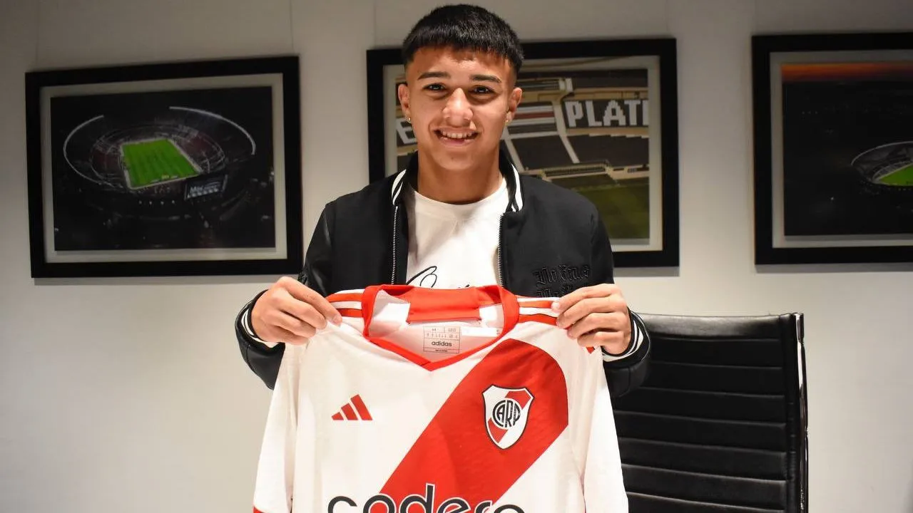 Felipe Esquivel, de 16 años, firmó su primer contrato en River (Foto: Prensa River)