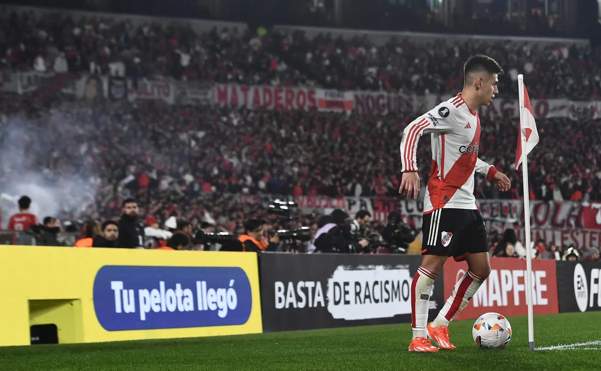El nuevo alcanzapelotas que tuvo el Estadio Monumental en la noche de Copa.