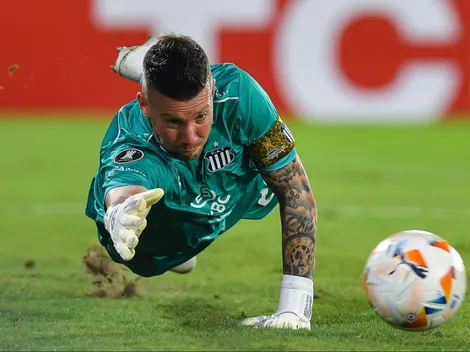 En medio del rumor que lo vincula a River, Herrera atajó un penal y se lo hicieron repetir