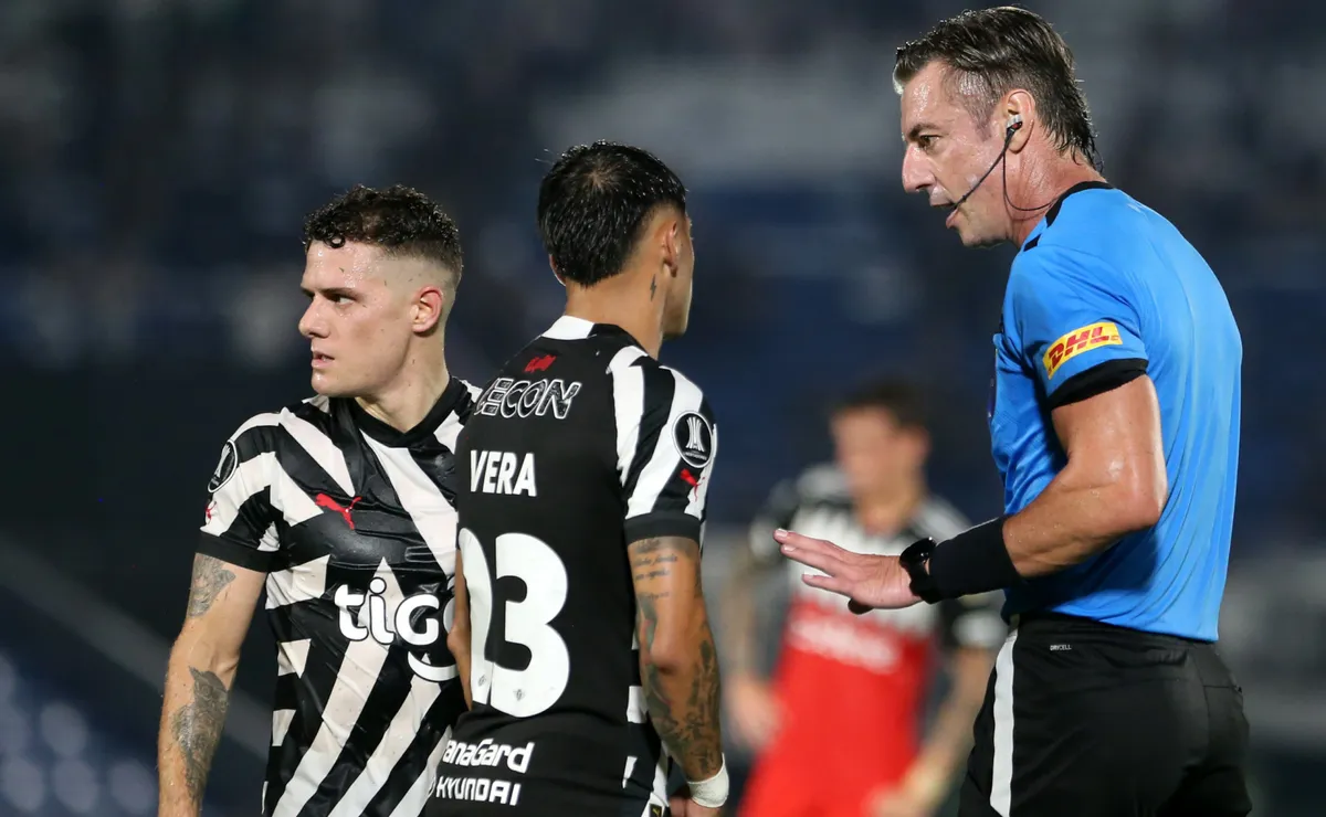 Los jugadores de Libertad, en el partido ante River.