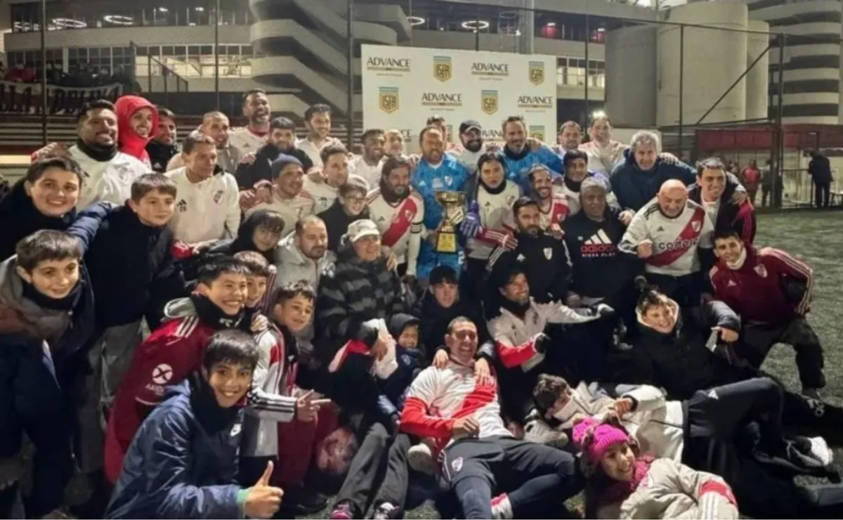 El equipo de fútbol Senior se consagró bicampeón de la Liga.