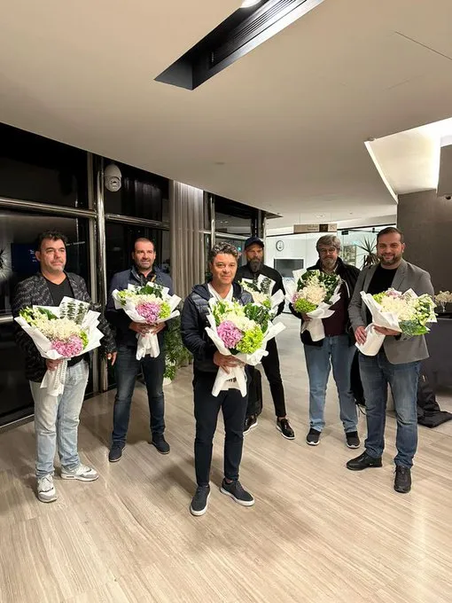 De derecha a izquierda, Berros está segundo, detrás de Gallardo junto a César Zinelli. Foto del partido de estrellas que el Muñeco dirigió en Arabia hace un tiempo.