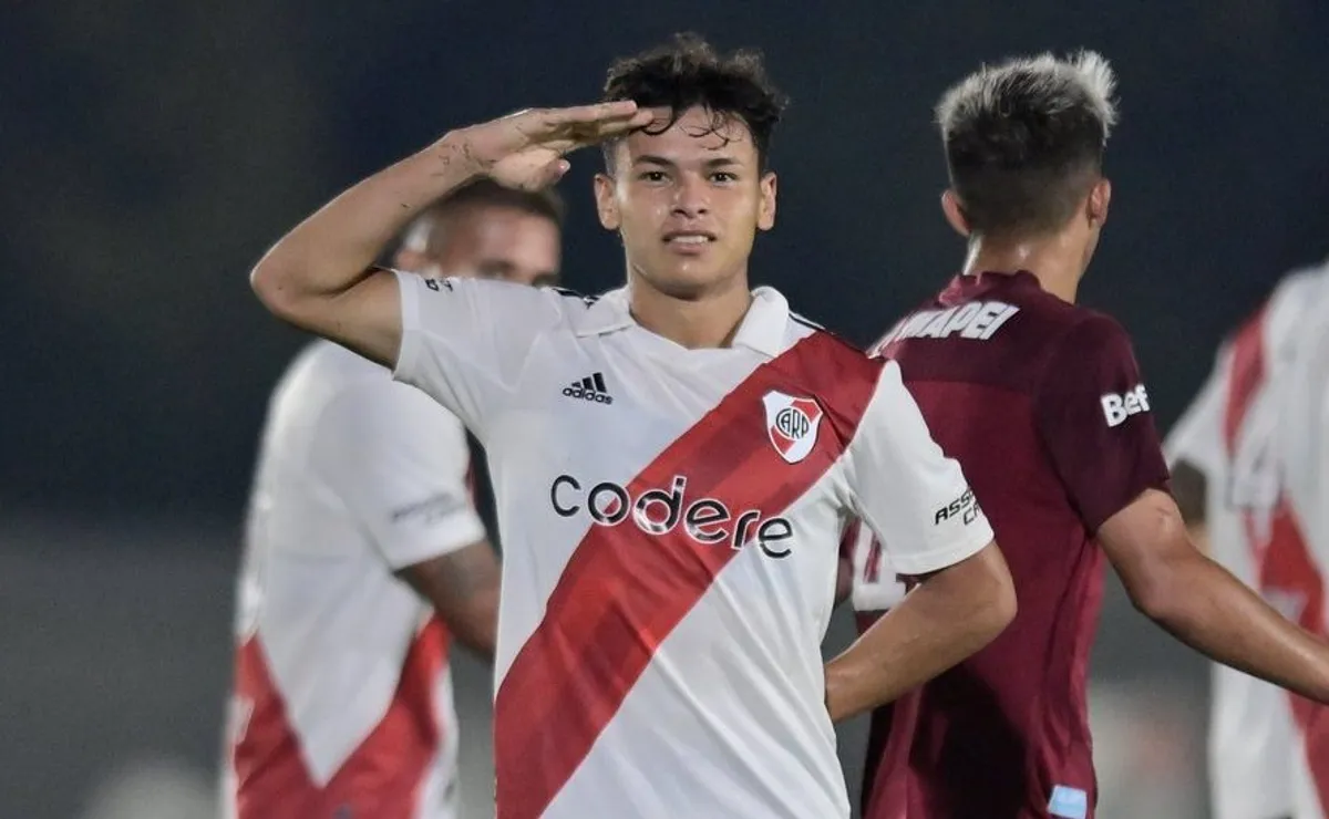 El delantero colombiano celebra los goles como su compatriota, Rafael Borré.