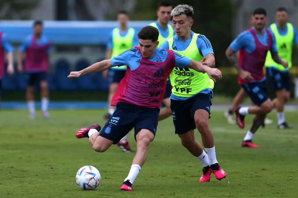 Julián Álvarez supera la marca de Lisandro Martínez en una práctica de la Selección. Foto: Getty