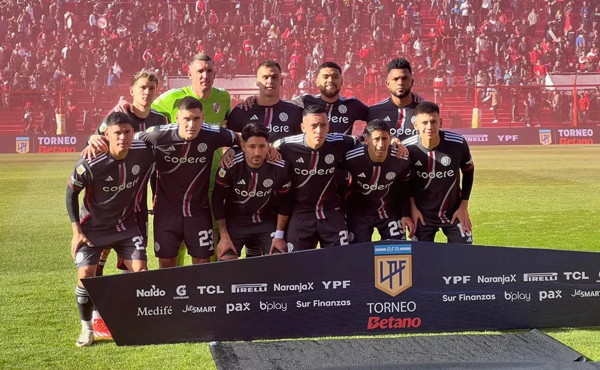 Los once titulares de River en La Paternal.