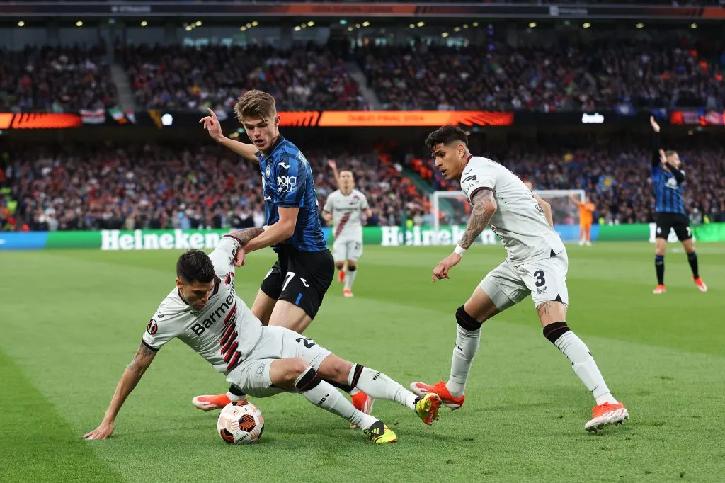Exequiel Palacios disputa la pelota con un futbolista de Atalanta en la final de la Europa League (Foto: Getty)