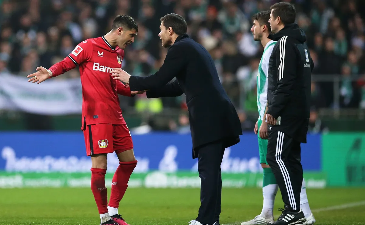 Exequiel Palacios recibe indicaciones de Xabi Alonso en Bayer Leverkusen (Foto: Getty)
