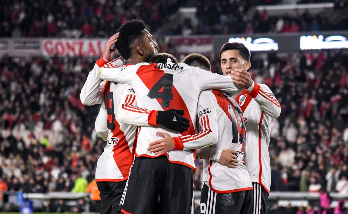 Los jugadores de River Plate en pleno abrazo de gol. Foto: Getty