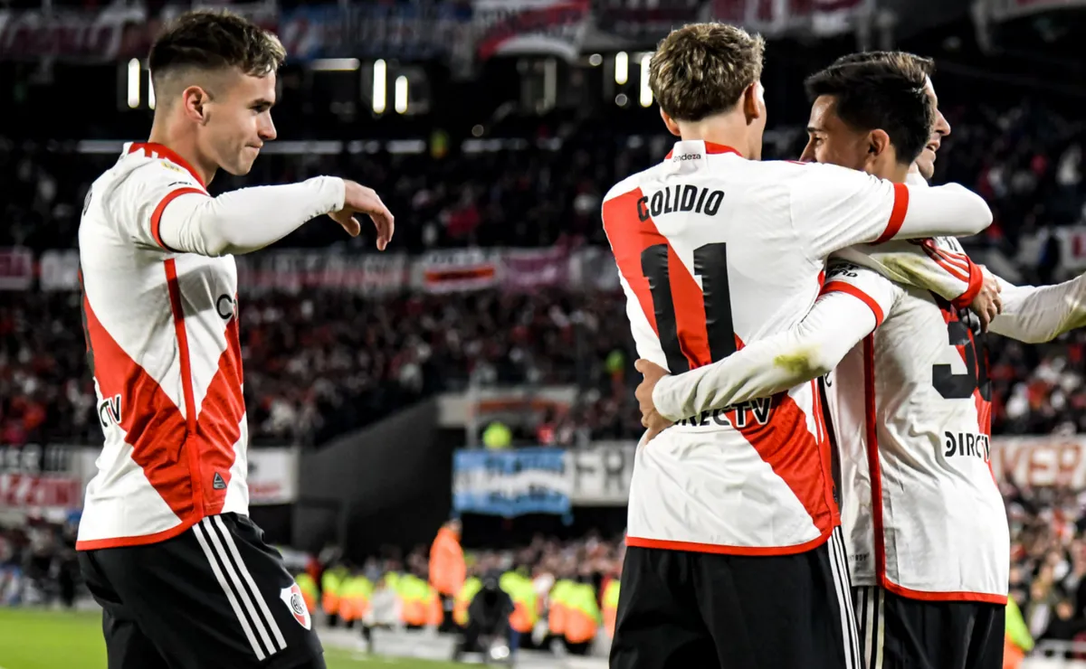 Solari festeja el gol de River en los brazos de Colidio.