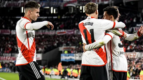 Solari festeja el gol de River en los brazos de Colidio.