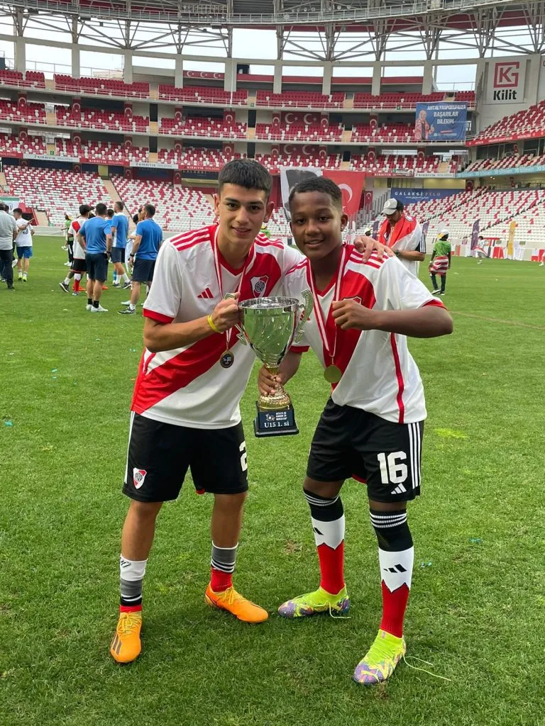 Estevis López junto con el trofeo que River alzó en Turquía.