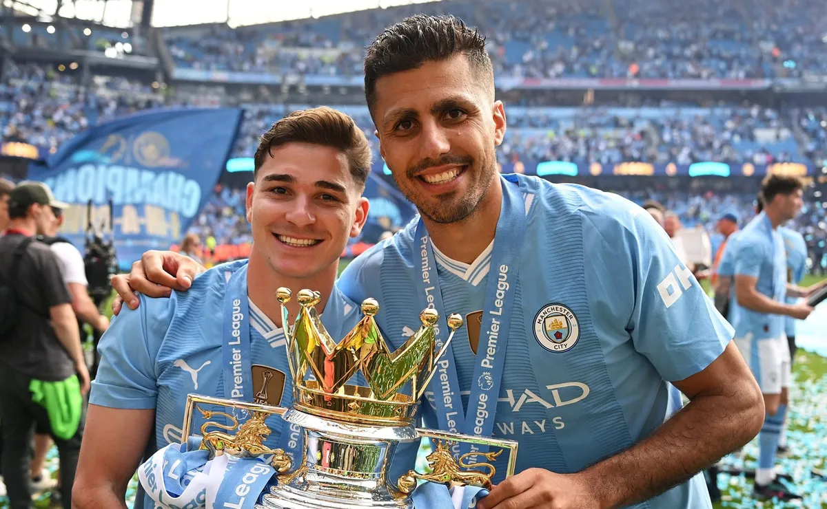 Nuevo trofeo para las vitrinas de Julián Álvarez, tras ganar la Premier League. (Foto: @ManCity).