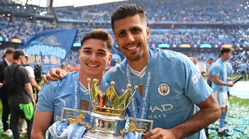 Nuevo trofeo para las vitrinas de Julián Álvarez, tras ganar la Premier League. (Foto: @ManCity).
