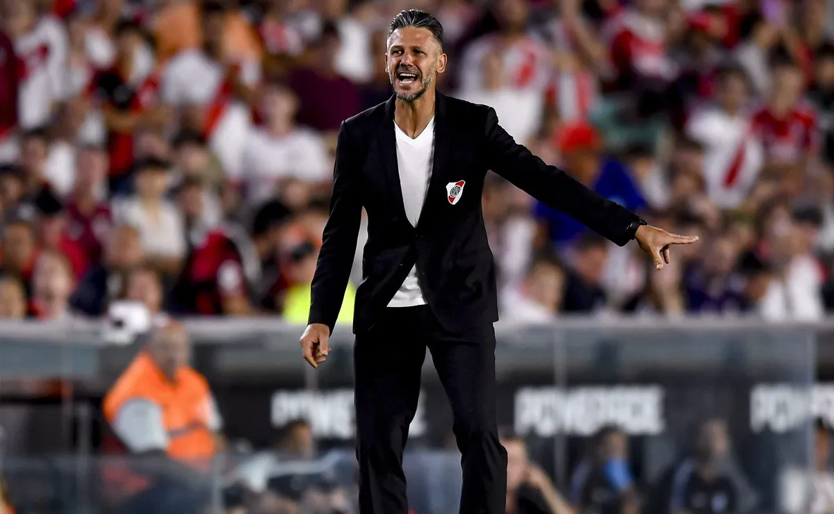En medio de las críticas, Demichelis insiste por la llegada de un volante.
