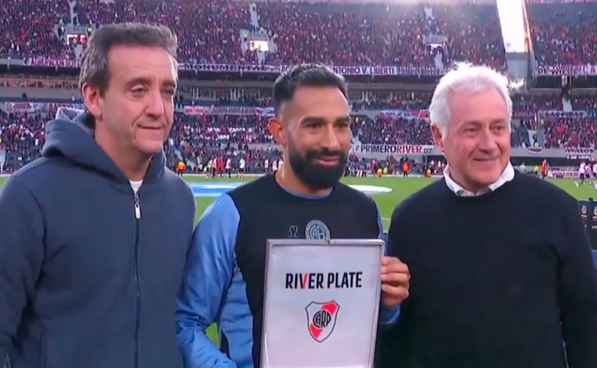 Ariel Rojas fue uno de los agasajados en la previa del partido.